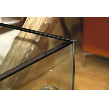 Detaljvy av ett akvarium med glas och svart ram