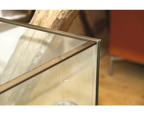 Detaljvy av ett glasakvarium med metallram