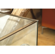 Detalj av ett akvarium med glas och metallram