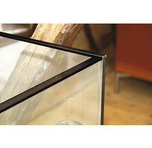 Detaljvy av ett akvarium med glas och svart ram