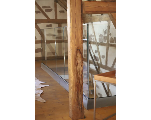 Interiörbild av ett trähus med glasräcke