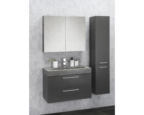 Badrum med tvättställsskåp, tvättställ, spegelskåp och högskåp.