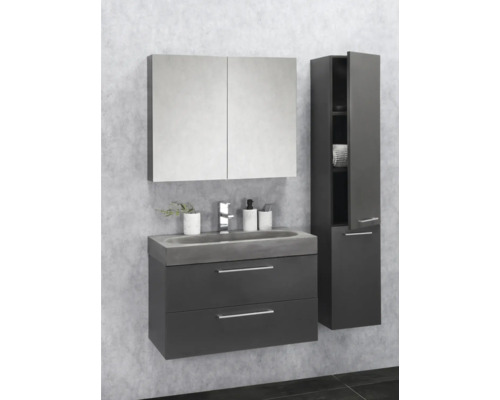 Badrumsmöbelset med tvättställsskåp, tvättställ, spegelskåp och högskåp för ett organiserat badrum