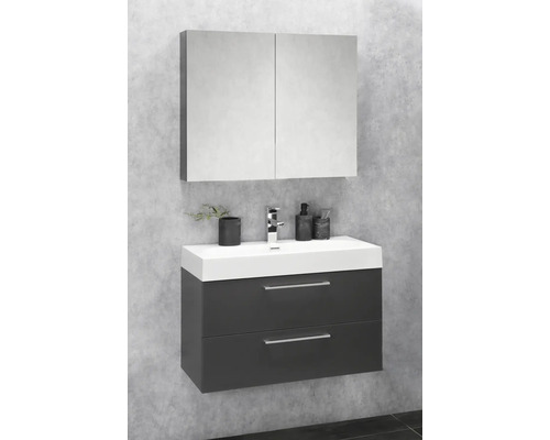 Badrum med underskåp för handfat, handfat och spegelskåp