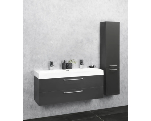 Badrum med tvättställsskåp, dubbla handfat och högskåp