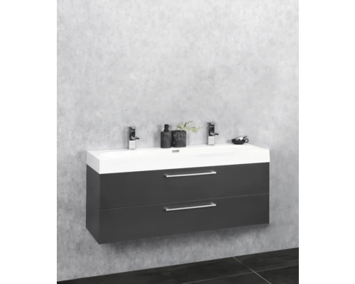 Tvättställsskåp med två lådor, armaturer och dekorativa föremål i badrummet.