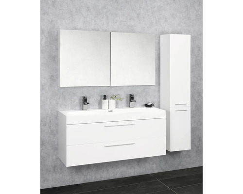 Badrum med tvättställ, spegelskåp och högskåp i ljus design
