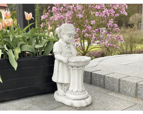 Trädgårdsfigur flicka med fågelbad som trädgårdsdekoration