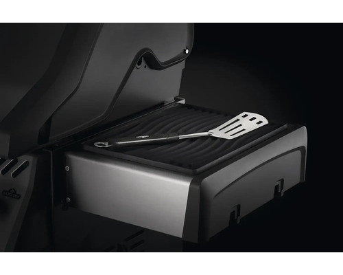 Grill med varmhållningsställ och grillspatel