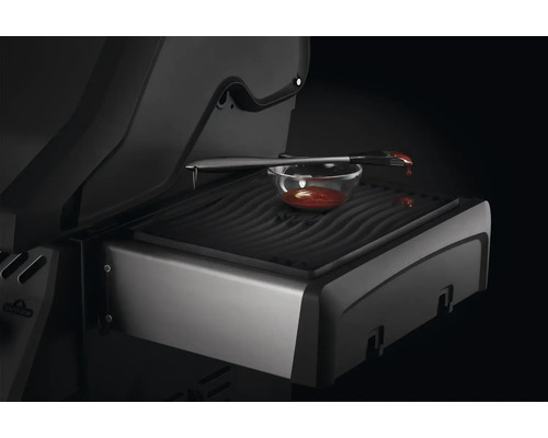 Grill med skål och pensel på grillgallret