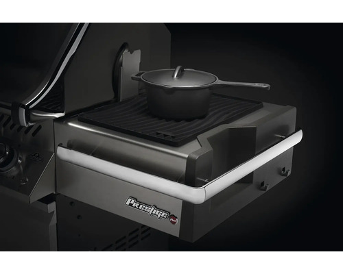 Napoleon Prestige gasolgrill med kastrull på varmhållningsgaller