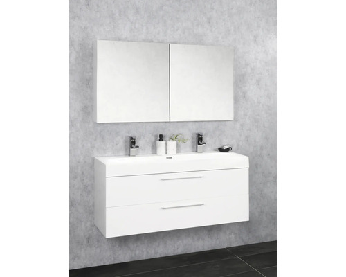 Modernt badrum med vitt tvättställsskåp, två lådor och spegelskåp