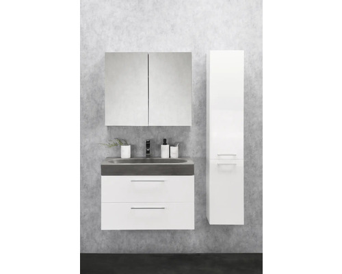 Badrum med tvättställsskåp, spegelskåp och högskåp