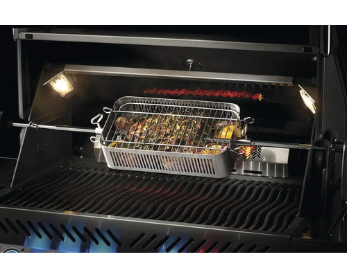Grill med roterande spettkorg och mat i tillagningsutrymmet