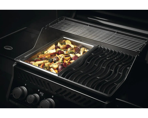 Grönsaker tillagas på en grill med värmehylla.