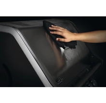 Rengöring av en Napoleon grill med en trasa