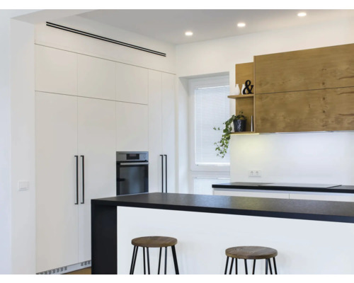 Modernt kök med köksö, barstolar och inbyggd ugn.