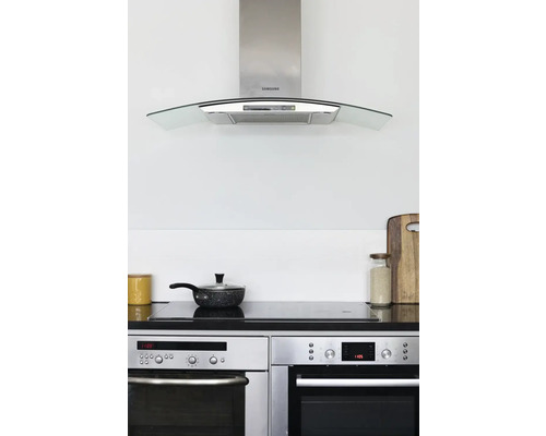 Köksscen med fläkt, spishäll, kastruller och ugnar för modern köksdesign