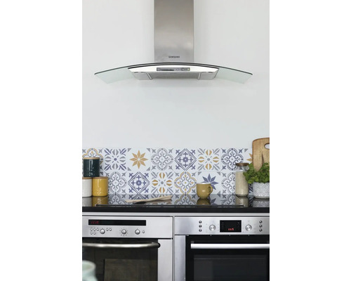 Köksscen med köksfläkt, kakeldekor, porslin och ugnar