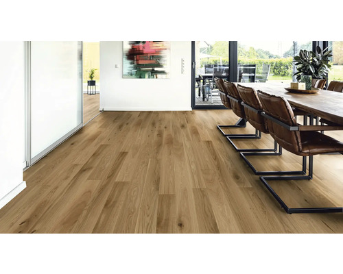 Ljust vardagsrum med trägolv, matbord och stolar