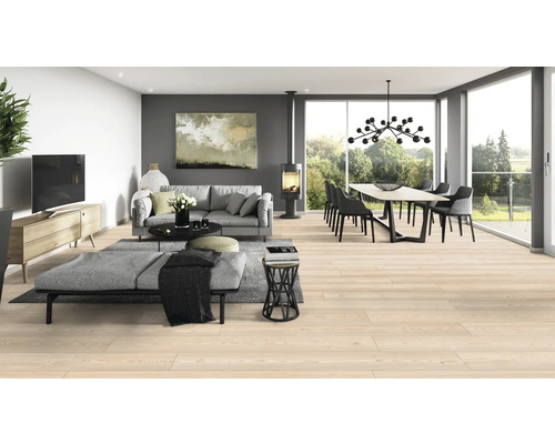 Ljust vardagsrum med sittgrupp, matplats och trägolv