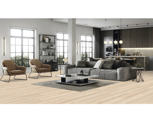 Ljust trägolv i ett modernt inrett vardagsrum med soffa och fåtöljer