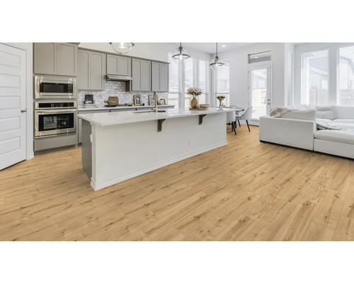 Ljust vardagsrum med trägolv