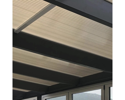 Detaljvy av terrassmarkis med transparenta kanalplastskivor