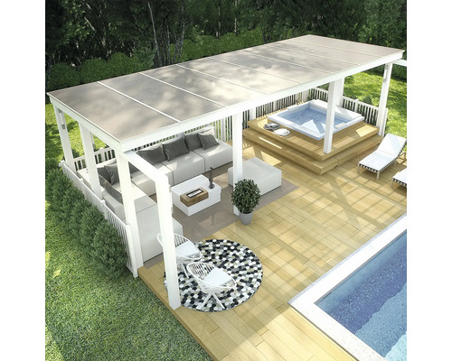 Uteplats med lusthus, bubbelpool, solstolar och pool