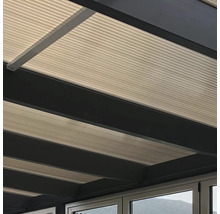 Detaljvy av ett terrassöverdrag med transparenta kanalplastskivor