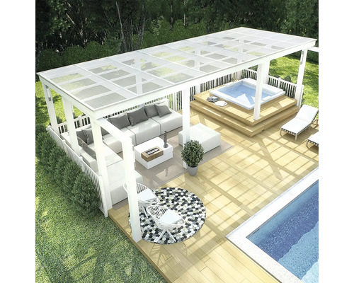 Uteplats med paviljong, bubbelpool och pool på en träterrass med sittmöbler