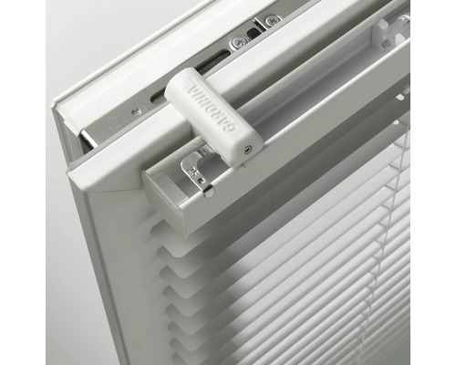 Detaljbild av en vit persienn med manövermekanism