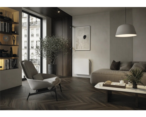 Vardagsrum med fåtölj, soffa och radiator