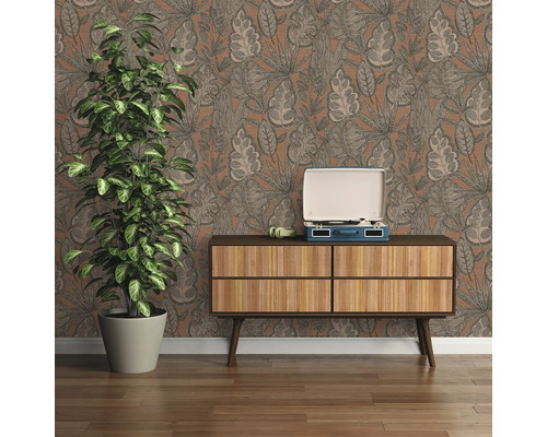 Dekorativt vardagsrum med mönstrad tapet, byrå, växt och skivspelare