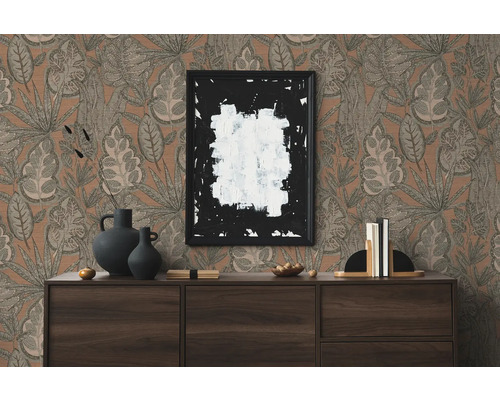 Vardagsrum med byrå och tapet med blommönster