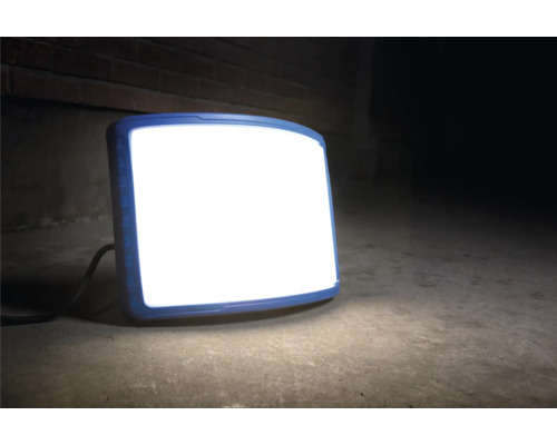 LED-arbetslampa med blå ram som lyser upp ett mörkt rum