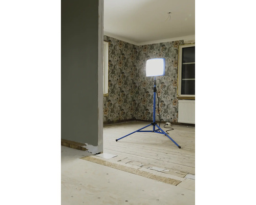 Renoverat rum med golvlampa och blommig tapet