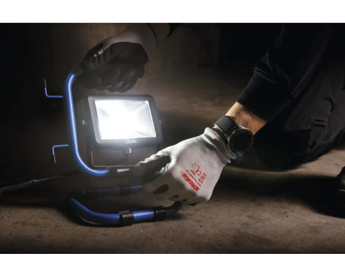 Arbetslampa i bruk med handskar