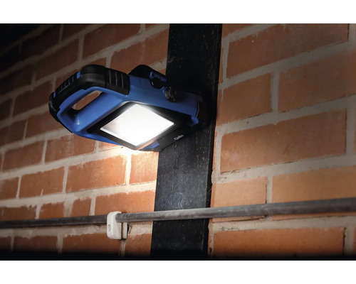 Blå LED-arbetslampa på en tegelvägg