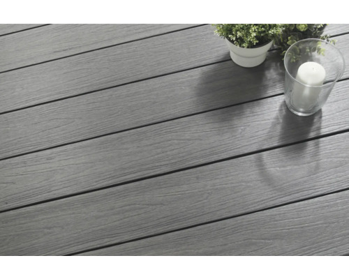 Grå trallbrädor med krukväxt och ljus