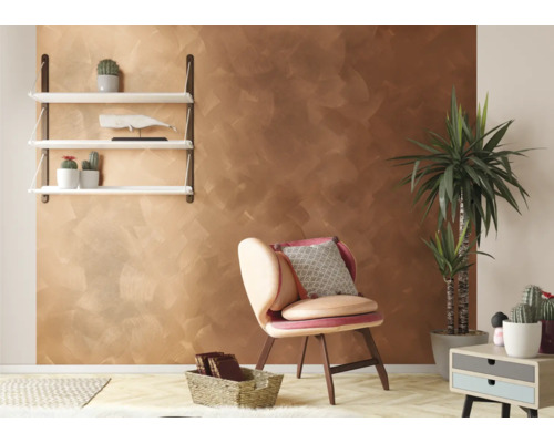 Vardagsrum med brun väggdesign, hylla, fåtölj, krukväxt och sidobord.