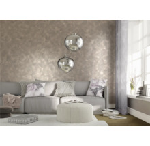 Vardagsrum med effektfärg på väggen, soffa, kuddar och två hänglampor