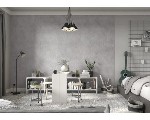 Ljust arbetsrum med skrivbord, hyllor och dekorationer