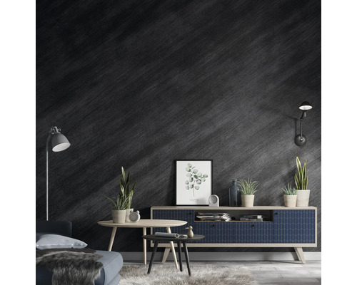Vardagsrum med byrå, bord, soffa, lampa och väggdekoration