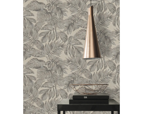 Tapet med bladmönster i ett ljust rum.
