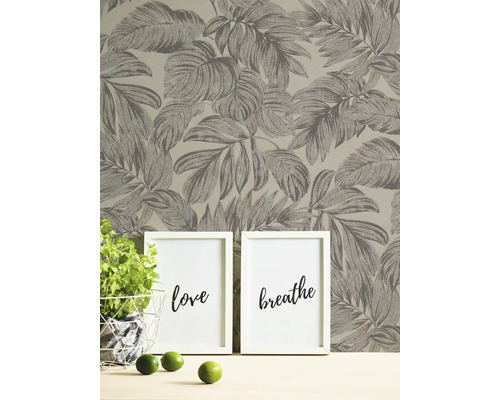 Tapet med bladmönster i interiör