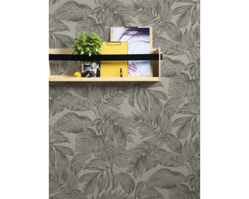 Tapet med bladmönster och hylla med dekorationer