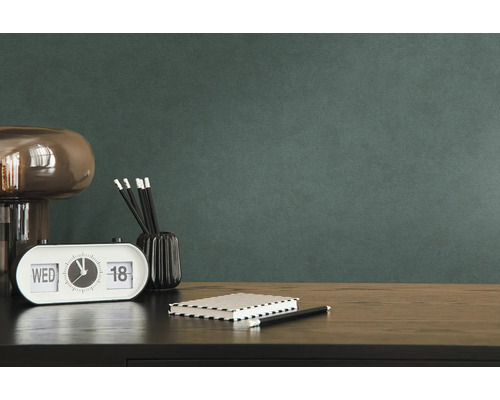 Dekorativt stilleben på ett skrivbord med bordslampa, kalender, pennhållare, anteckningsbok och penna