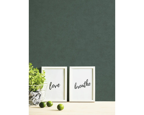Dekorativ vägg med två inramade bilder med orden kärlek och andas.
