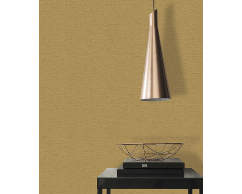 Rumsöversikt med pendellampa och geometrisk skål på böcker